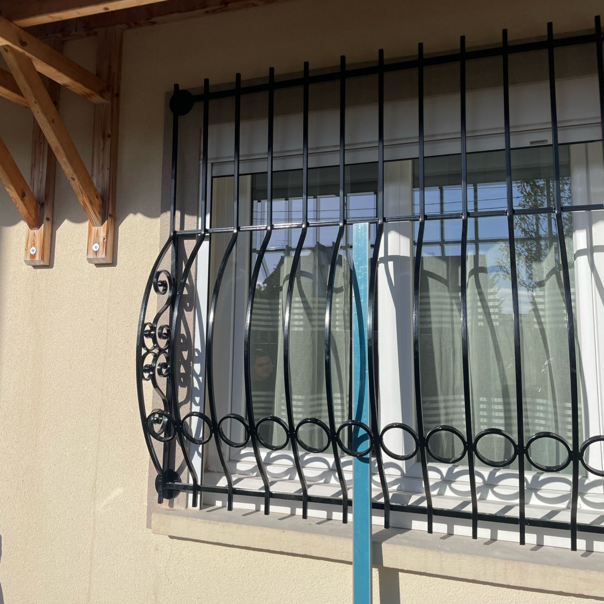 Grille décorative devant une fenêtre