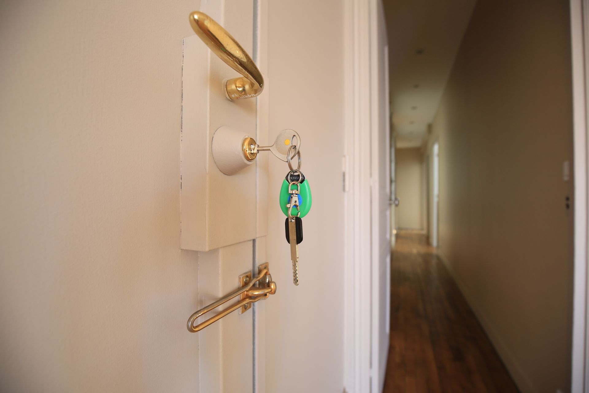 Clefs sur la porte d'un appartement
