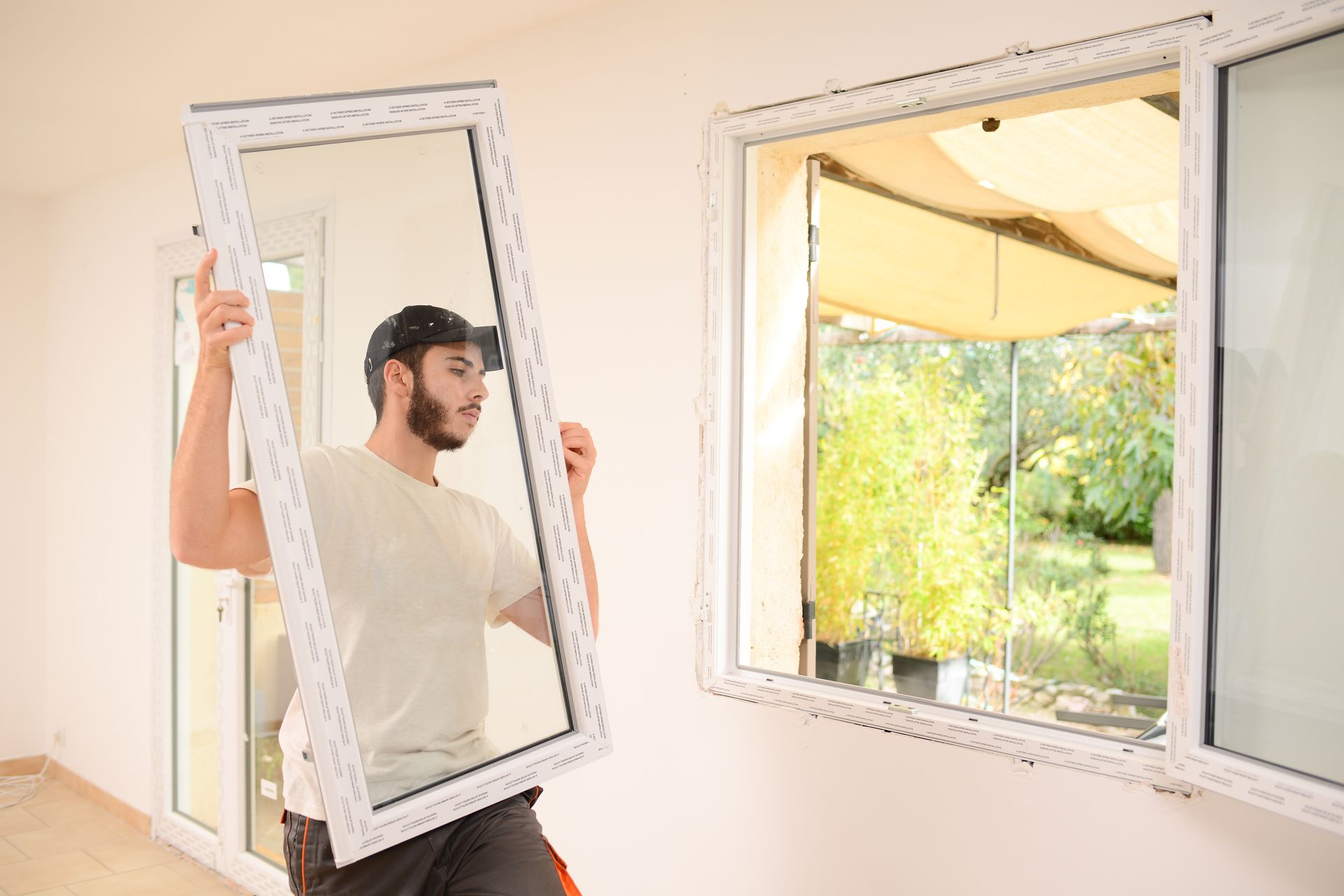 Un homme porte une fenêtre