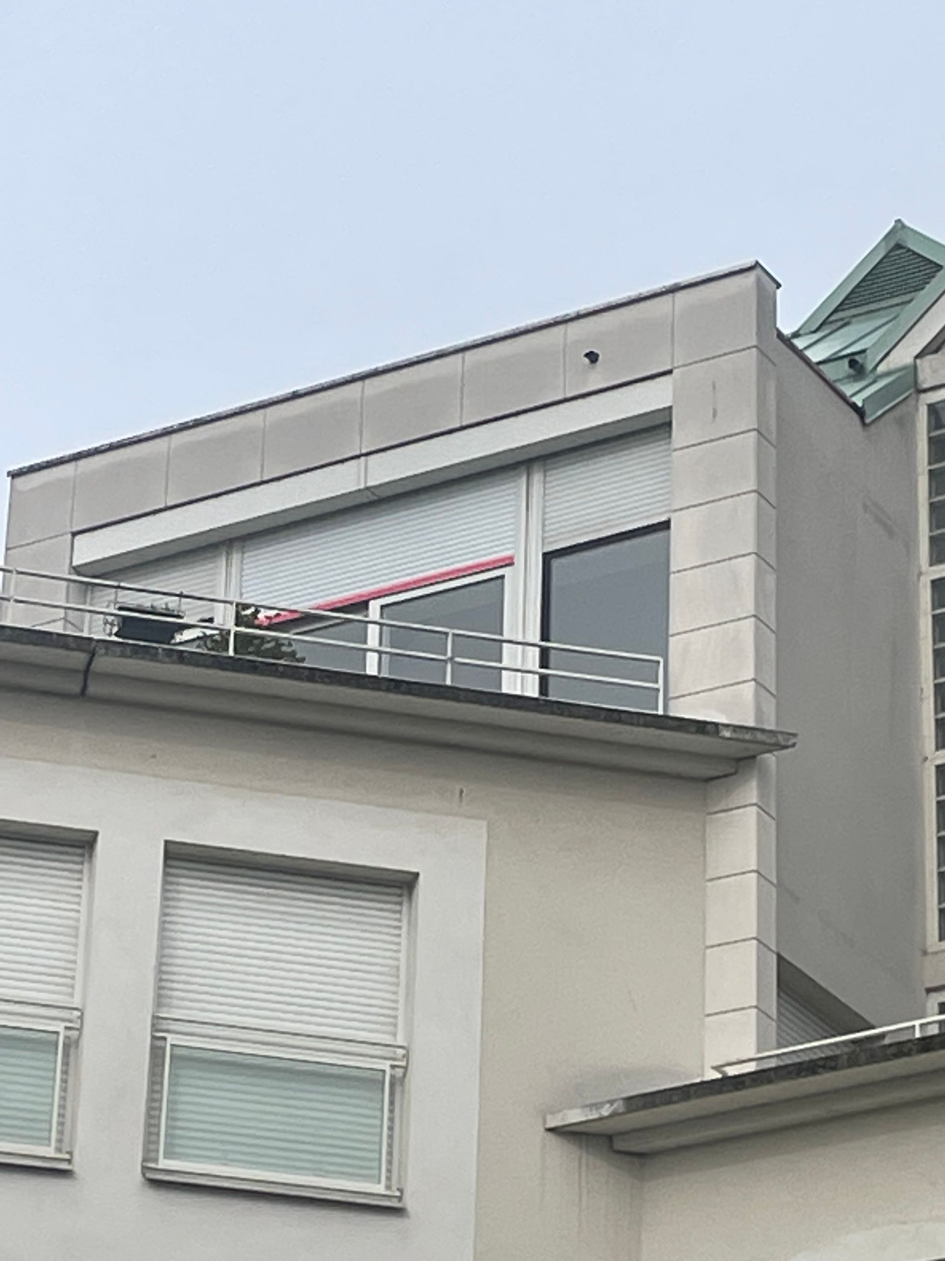 Un balcon avec des baies vitrées