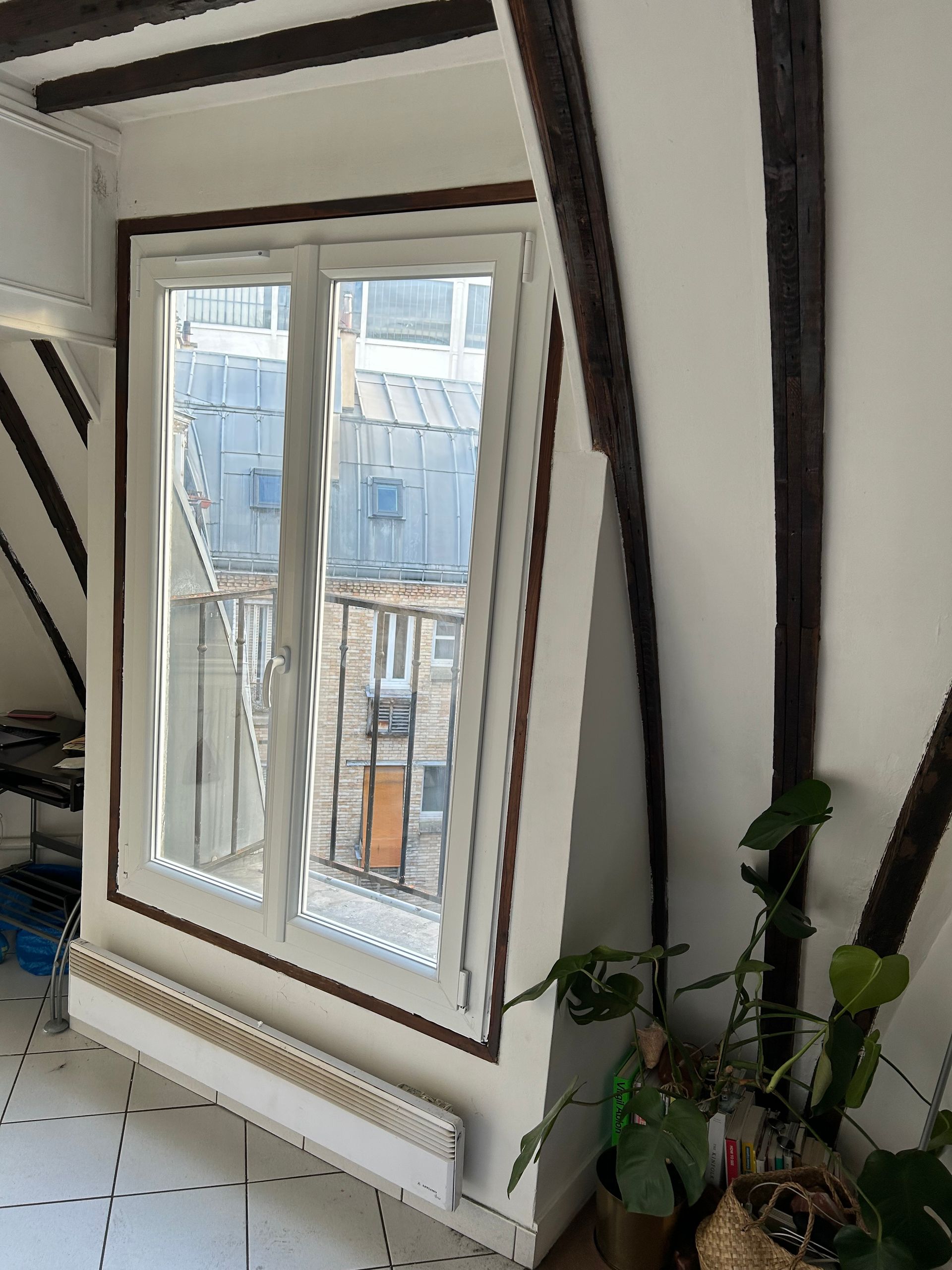 Porte fenêtre dans un appartement mansardé