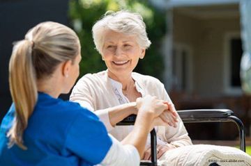 SAH–Seniorenalltagshilfe GbR Seniorin mit einer Pflegerin