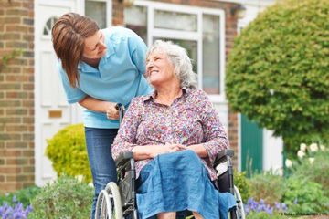 SAH–Seniorenalltagshilfe GbR Seniorin mit einer Pflegerin