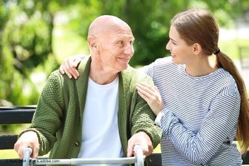 SAH–Seniorenalltagshilfe GbR Seniorin mit einer Pflegerin, die gerade das Wohnzimmer putzt