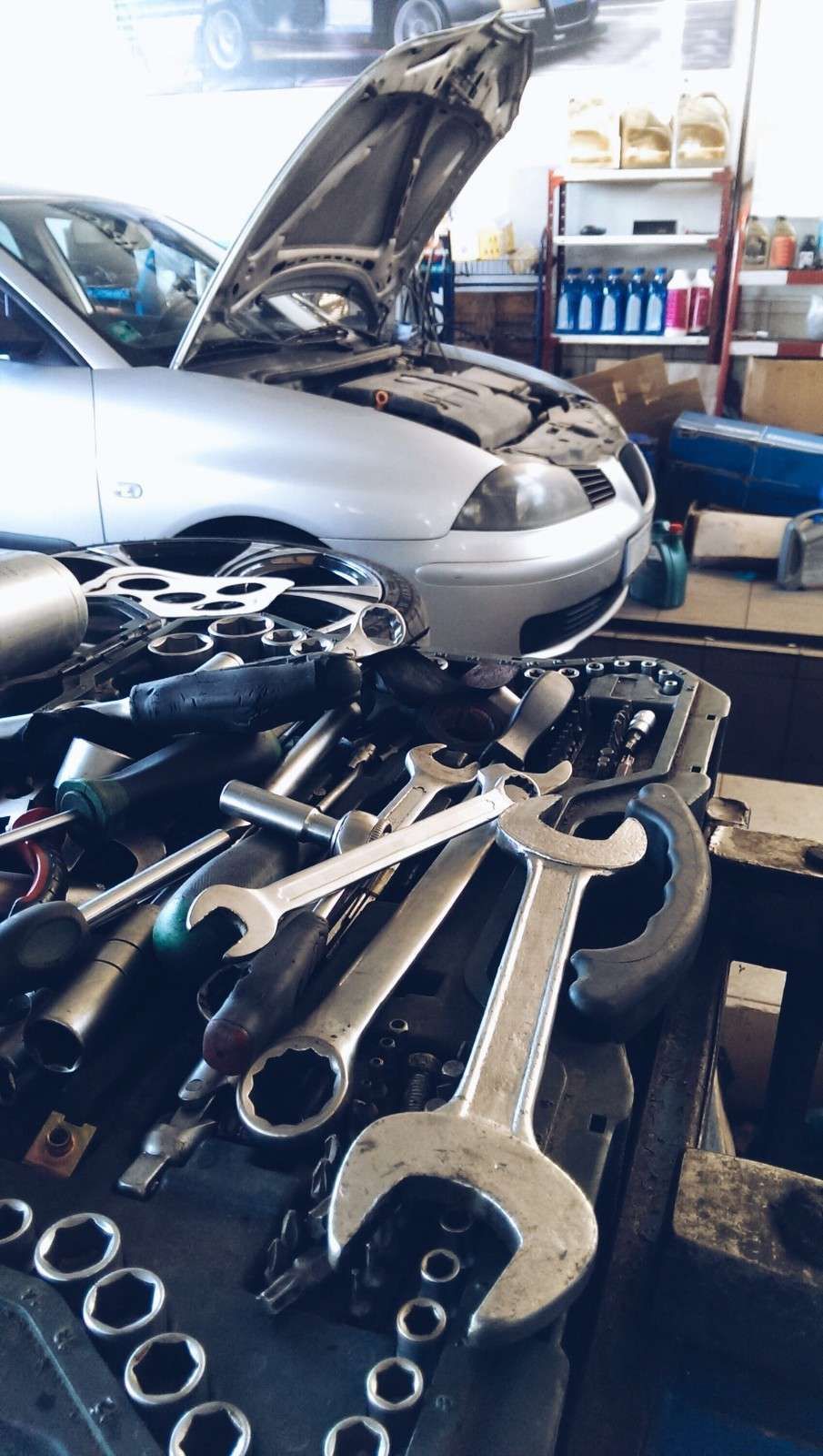 Primer plano de llaves y vasos metálicos de diversos tipos