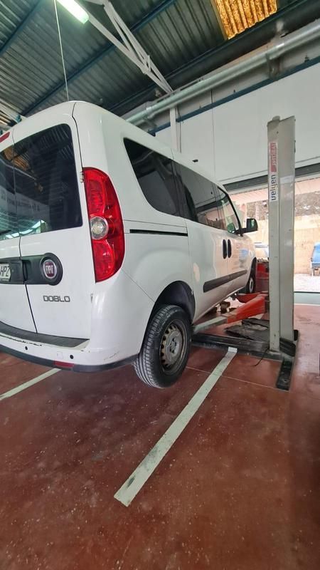 Una furgoneta Fiat Doblo blanca 