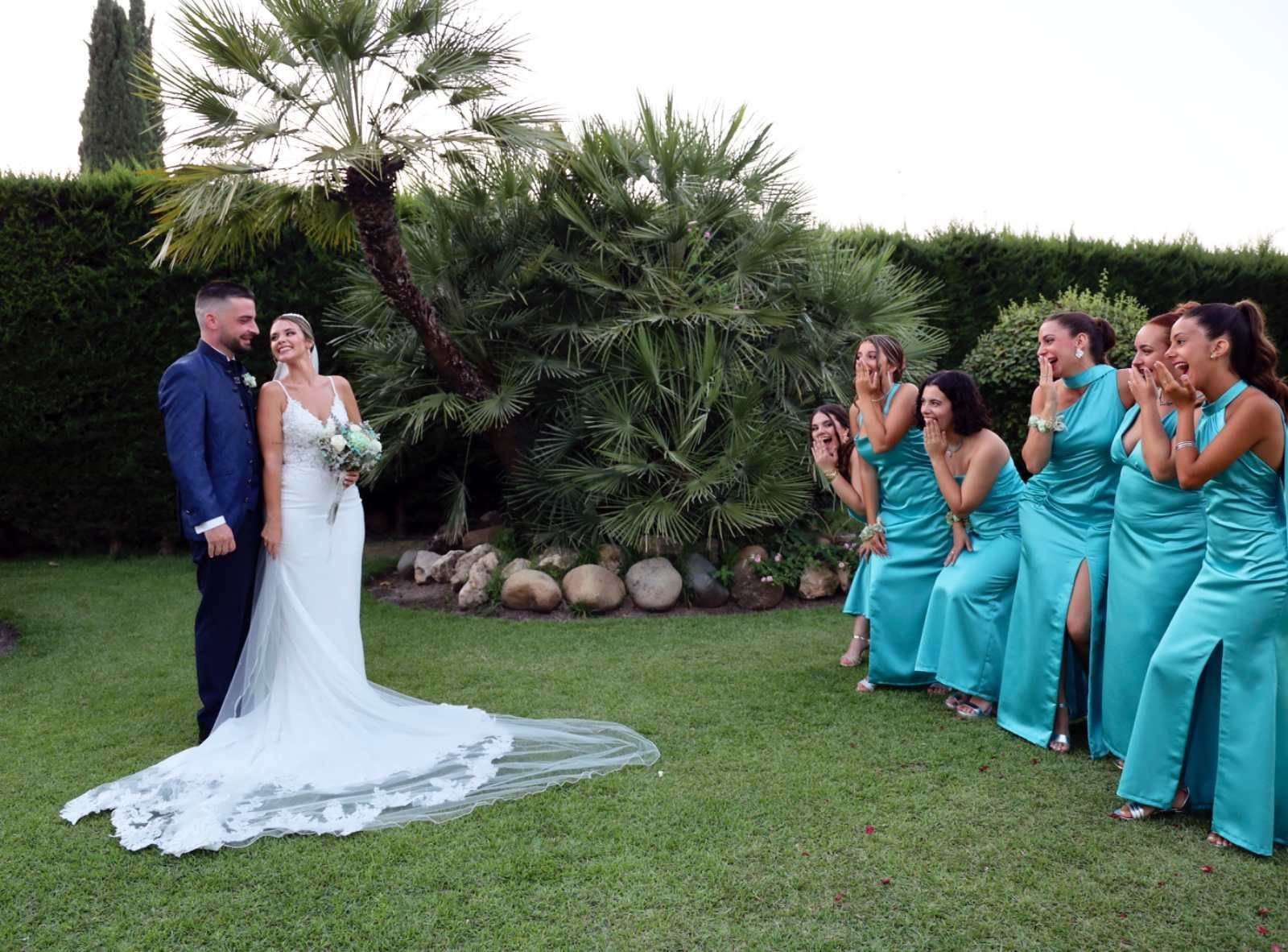 Los novios posan con las damas de honor. 