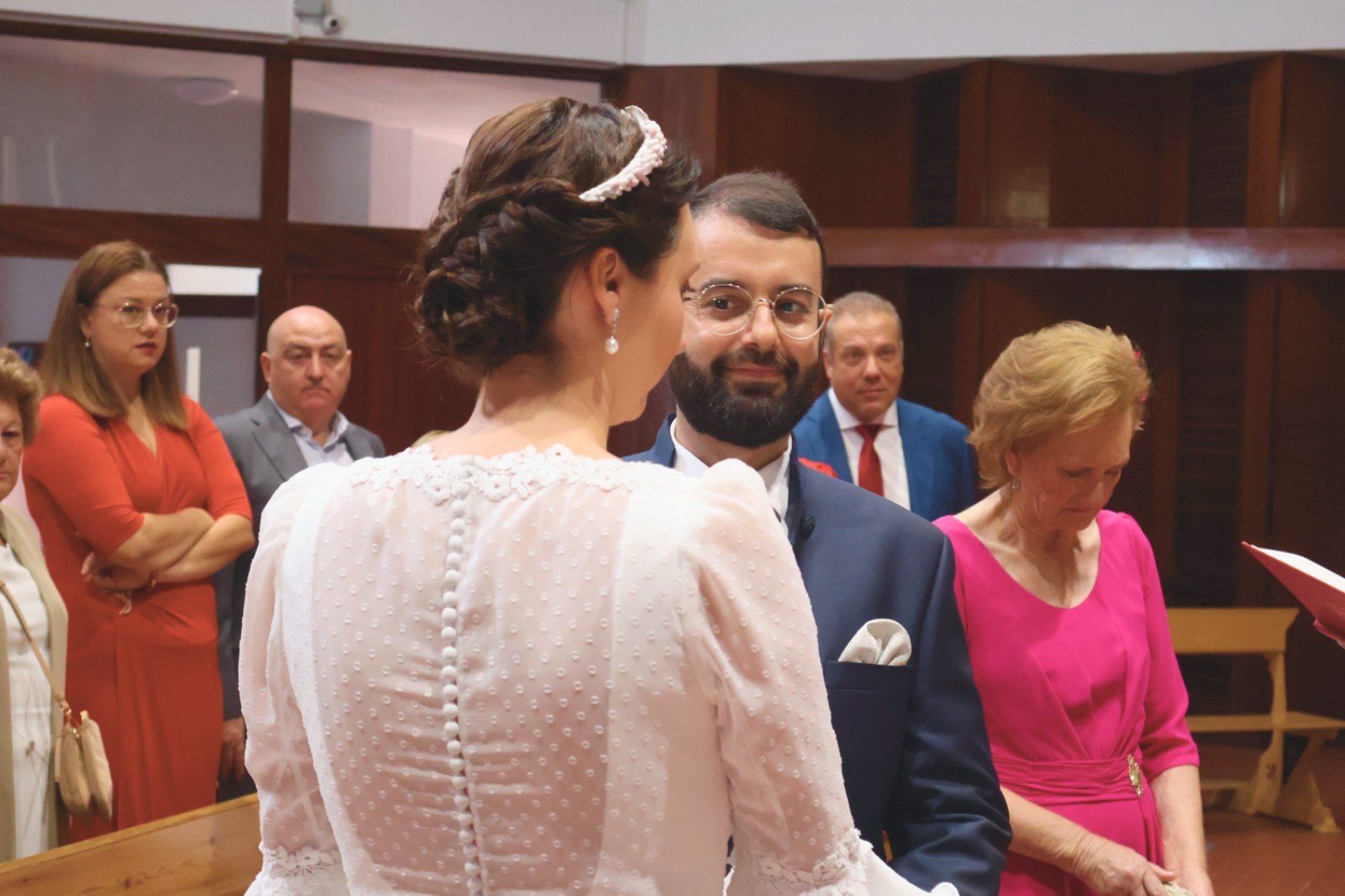 Una pareja de novios en el altar durante una ceremonia nupcial.