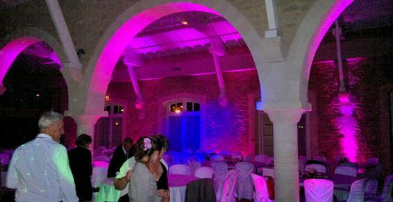Animation soirée de mariage : éclairage de salle en violet 