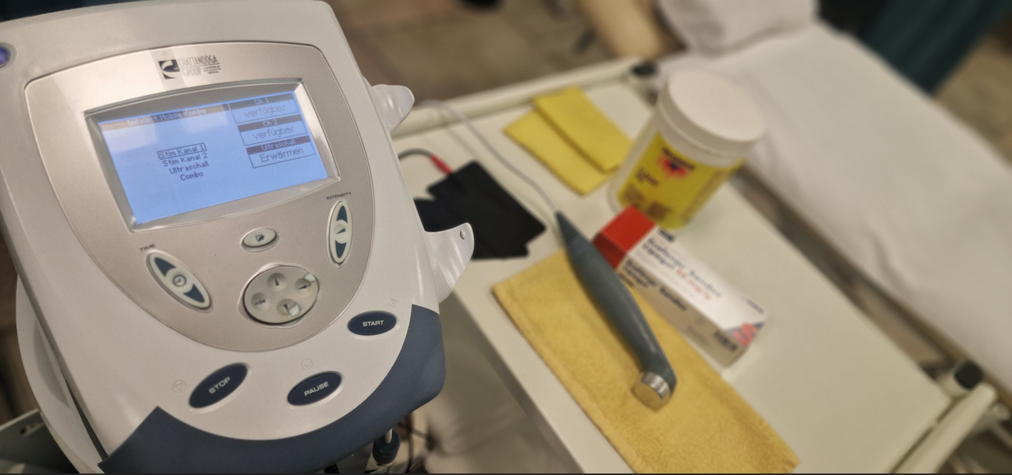 Eine Person liegt mit einem Kissen auf dem Knie für Elektrotherapie.