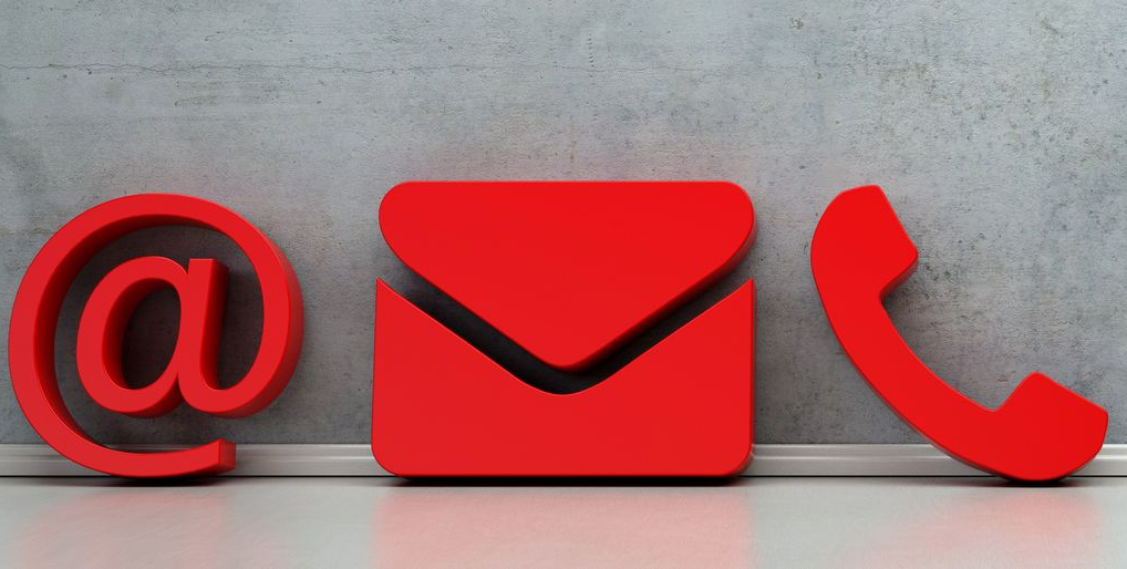 Rote Symbole für Symbol, Umschlag und Telefon, die Kontaktmethoden darstellen, vor einem strukturierten grauen Hintergrund.