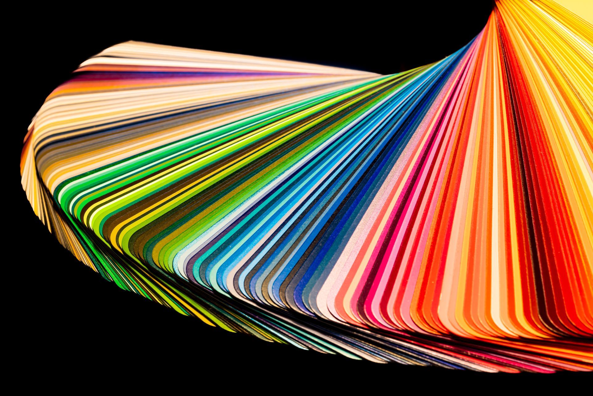 Regenbogenfarbene Streifen verlaufen diagonal über den Rahmen. Zu den Farben gehören Rot, Orange, Gelb, Blau und Lila.