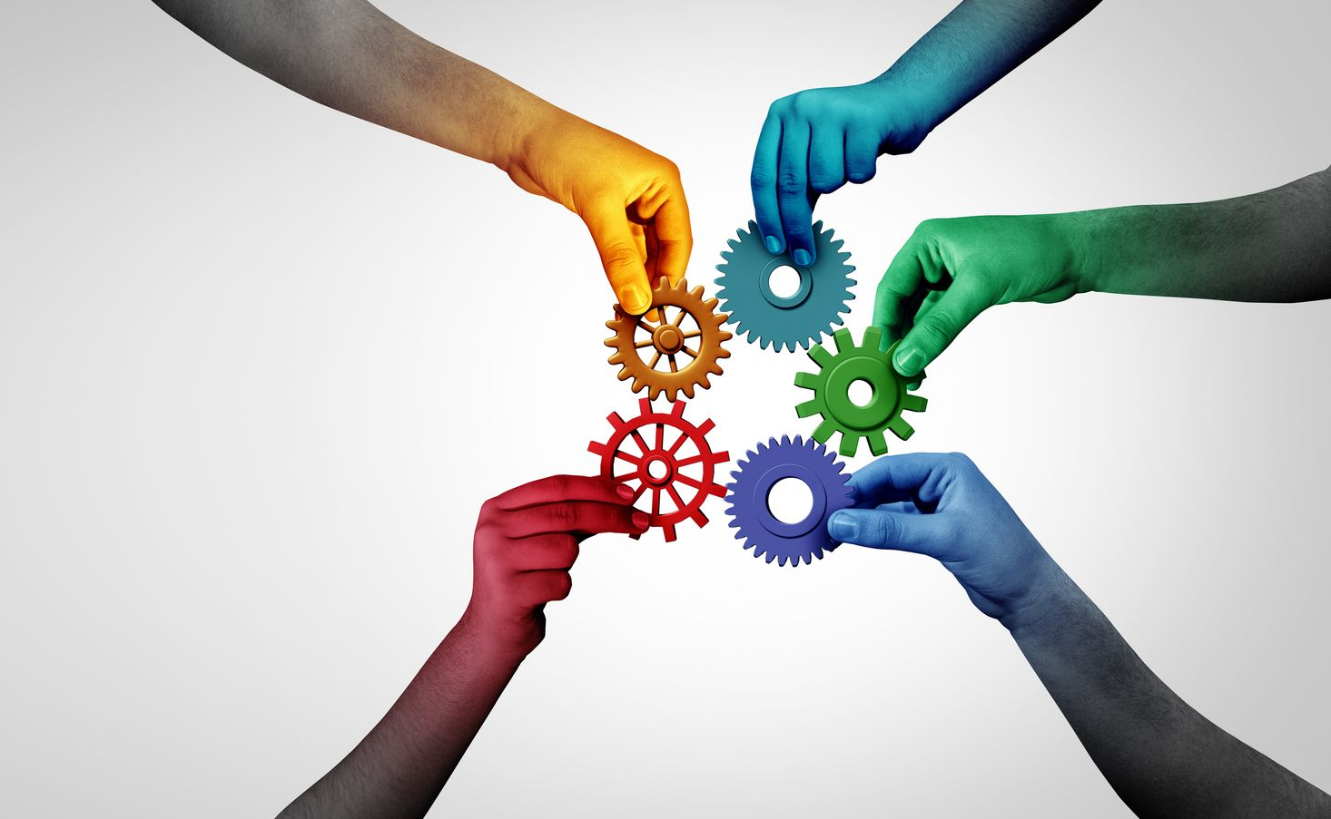 Reihen glänzender, zylindrischer Metallteile, möglicherweise industriell, ordentlich auf einem Metalltablett angeordnet.