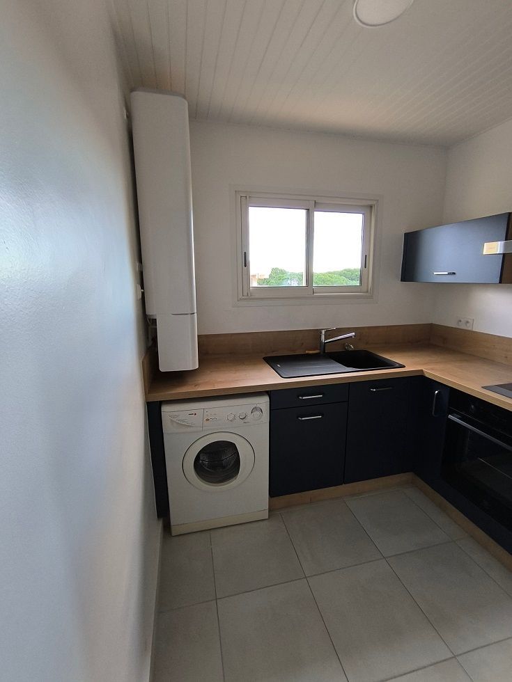 Une cuisine équipée noire