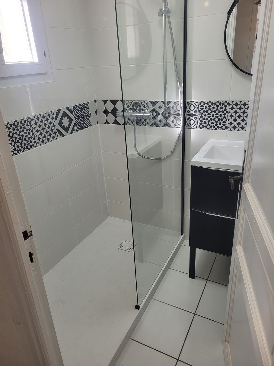 Une douche au carrelage noir et blanc