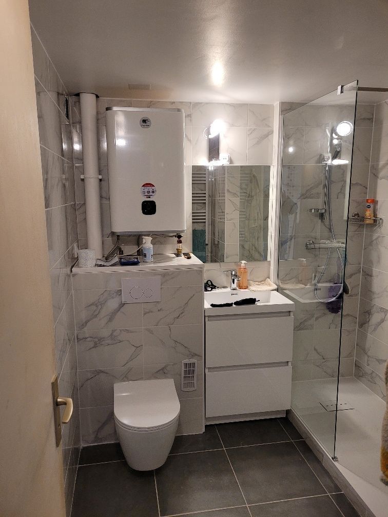 Une salle de bains avec des toilettes