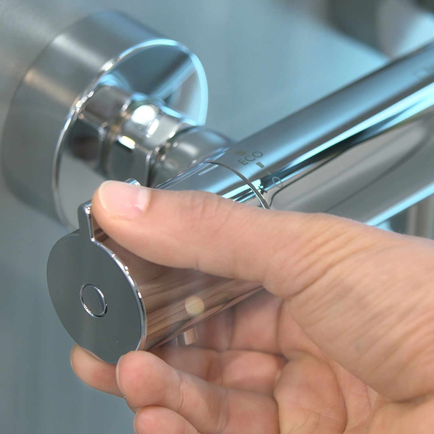 Un robinet et une main