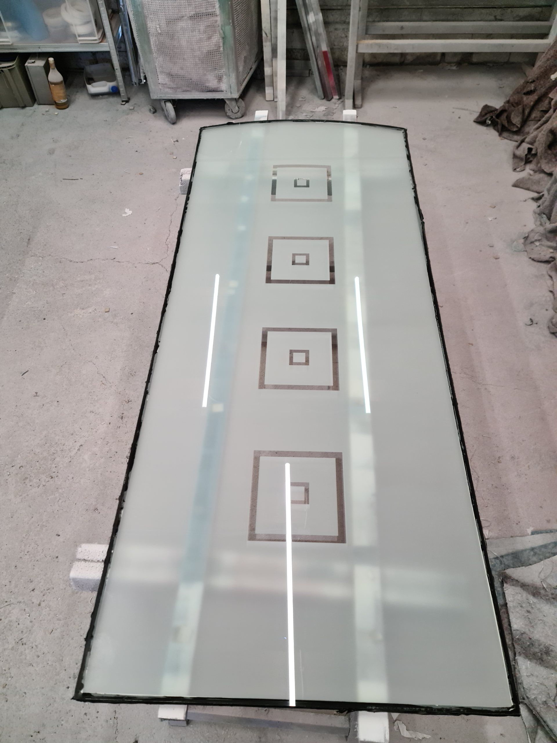 Glasscheibe mit Sandstrahl-Muster, die zu einer Haustür verarbeitet wird