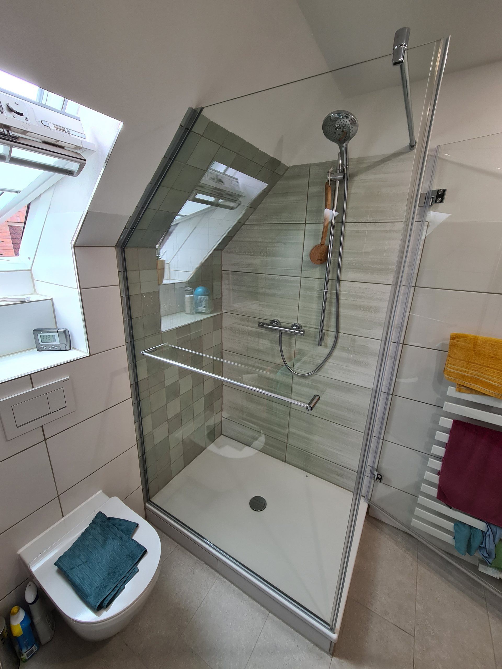 Duschabtrennung aus Glas in der Dachschräge