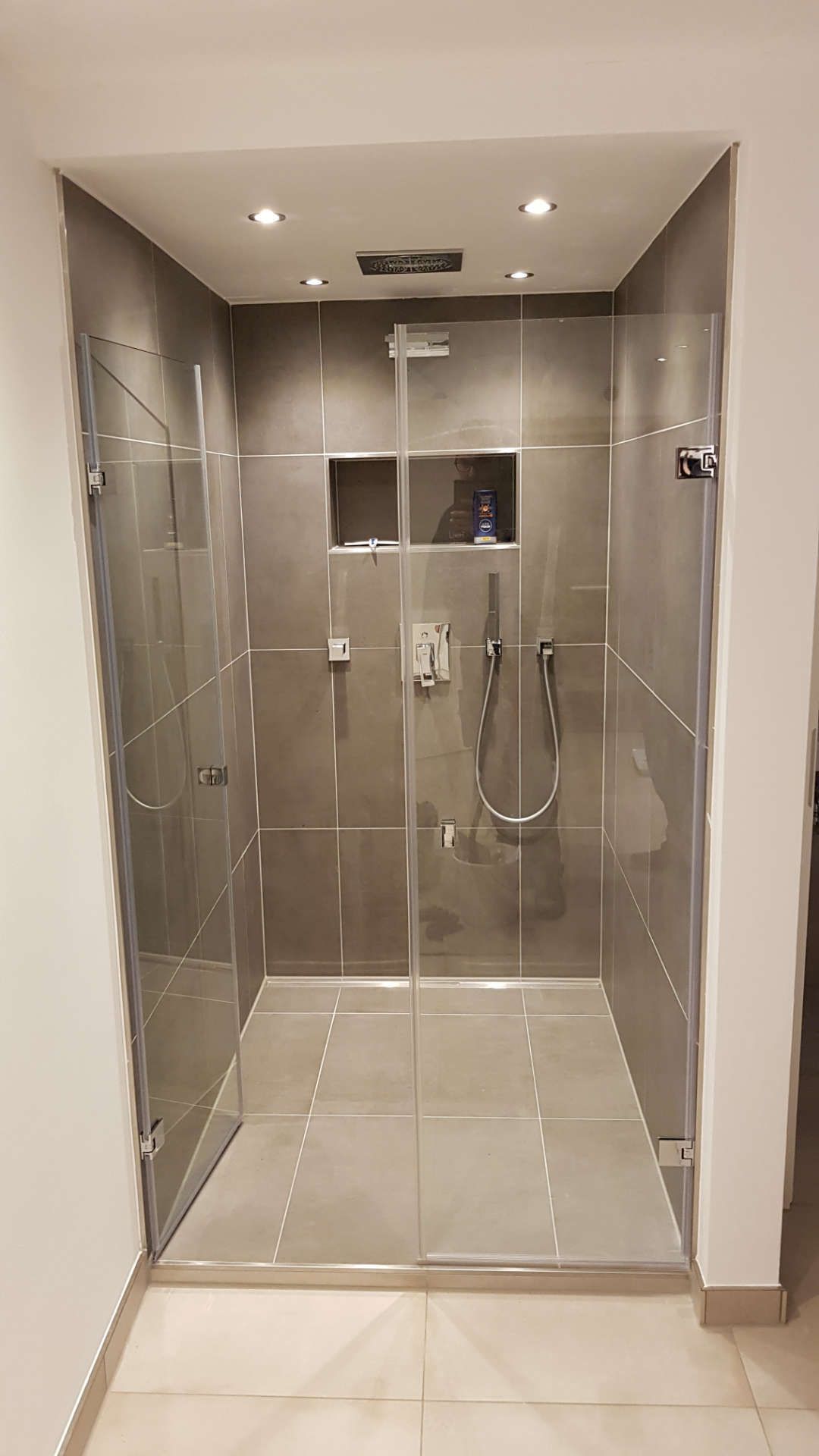 Duschabtrennung aus Glas