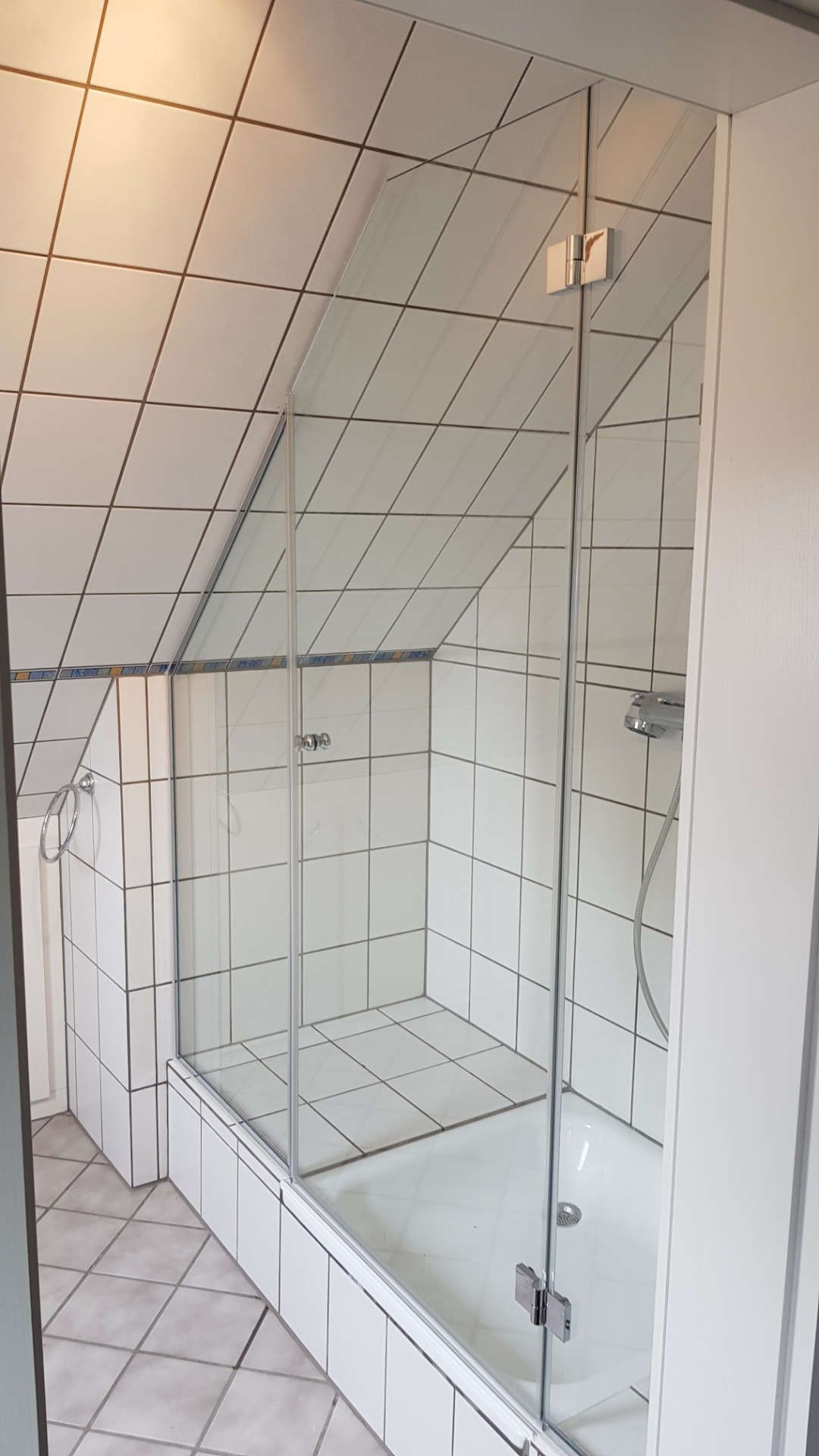 Duschabtrennung aus Glas in der Dachschräge