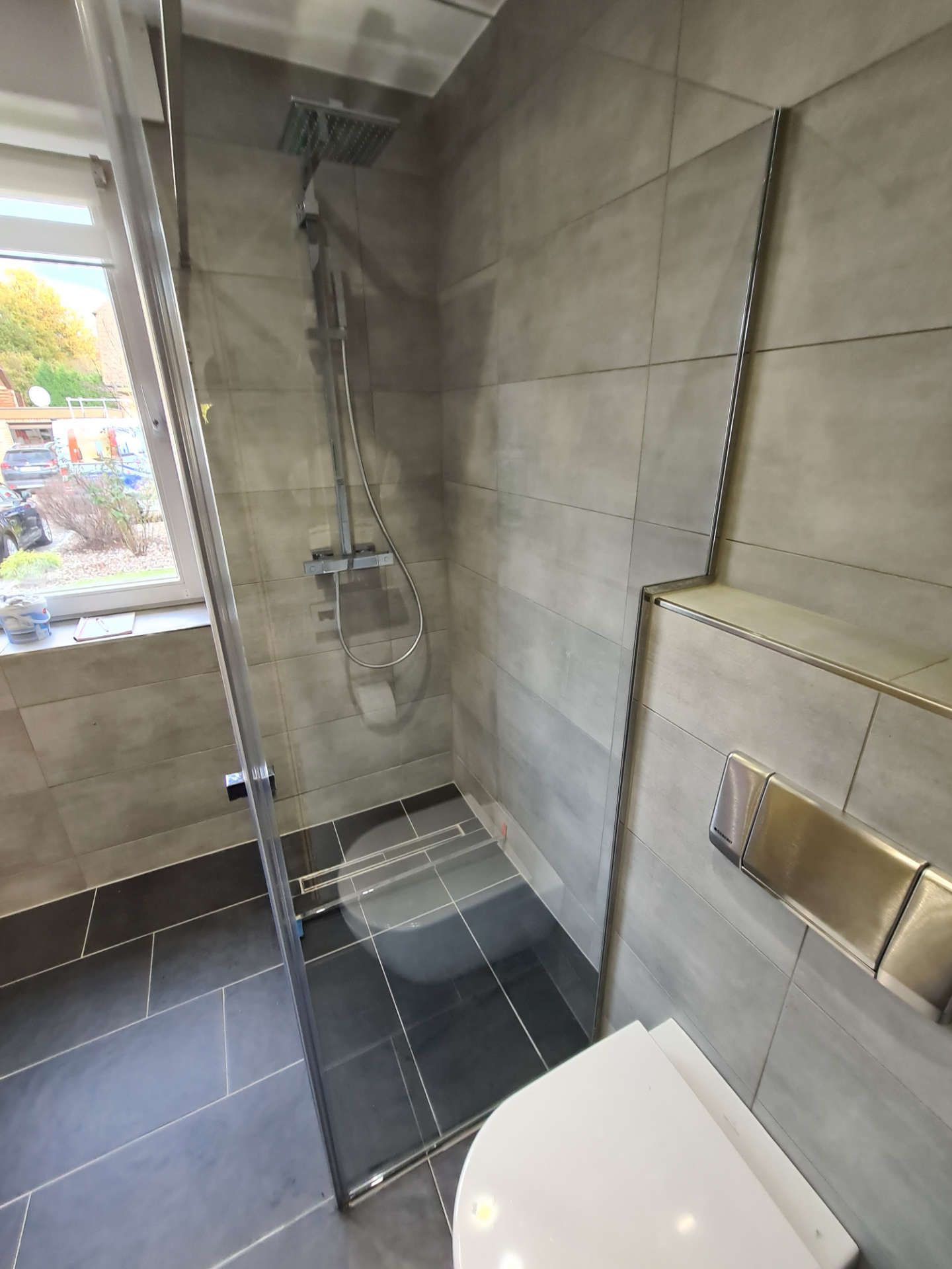 Duschabtrennung aus Glas mit Kante