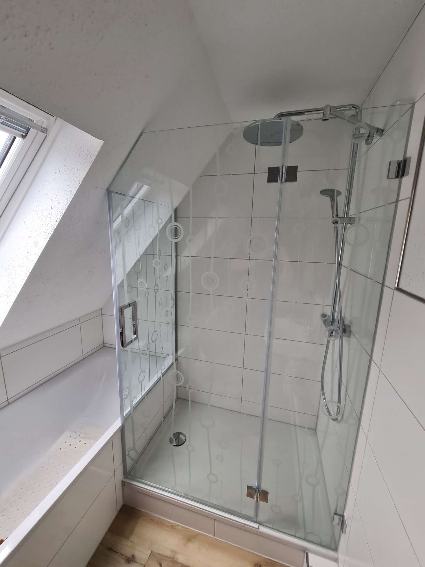 Duschabtrennung aus Glas mit Dachschräge