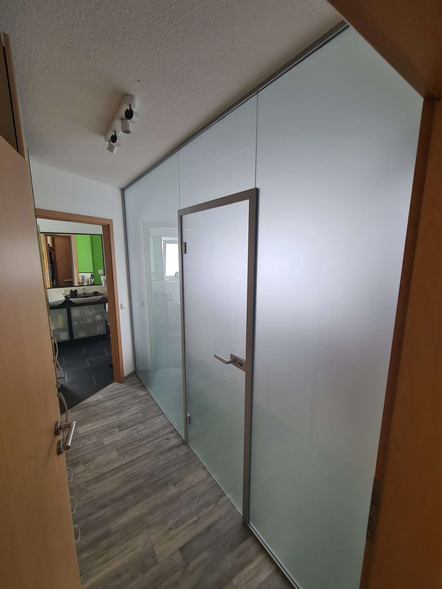 Glastür mit Sandstrahl-Muster