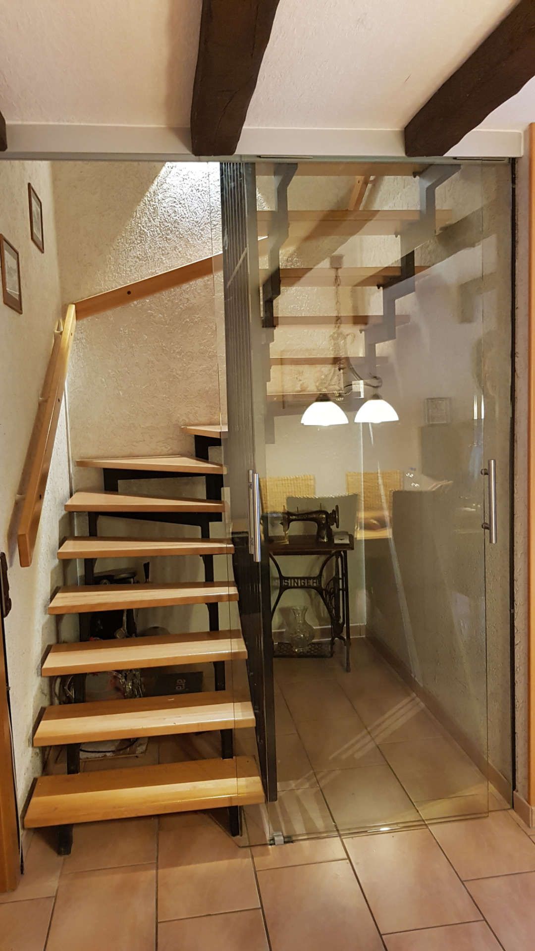 Glastür unter einer Treppe