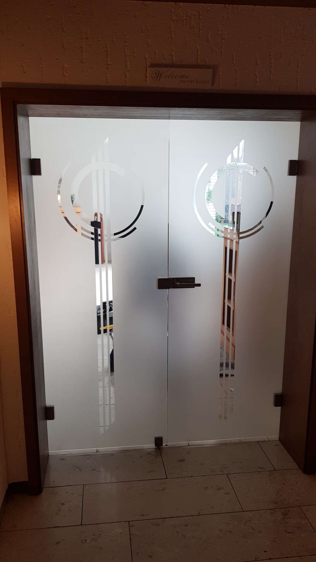 Flügeltür aus Glas mit Sandstrahl-Muster