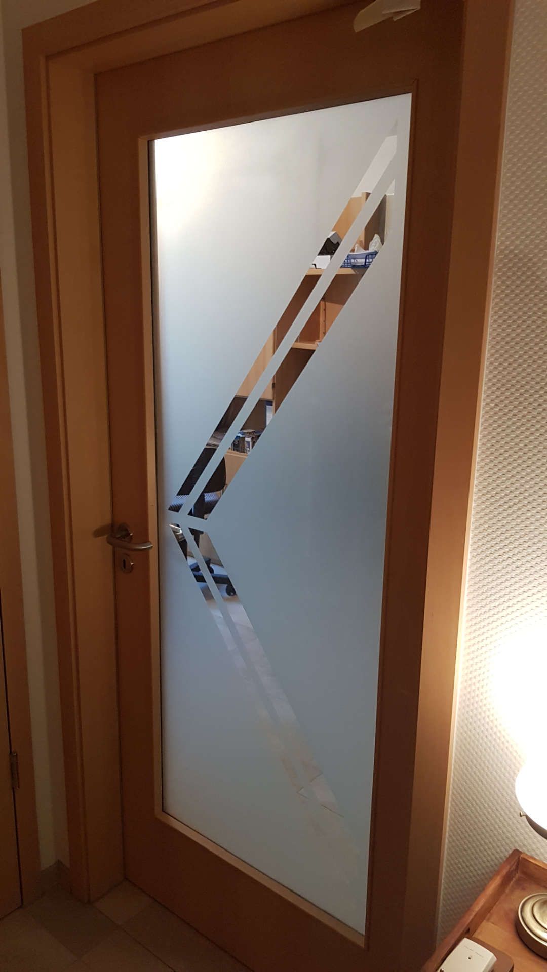 Glastür mit Sandstrahl-Muster