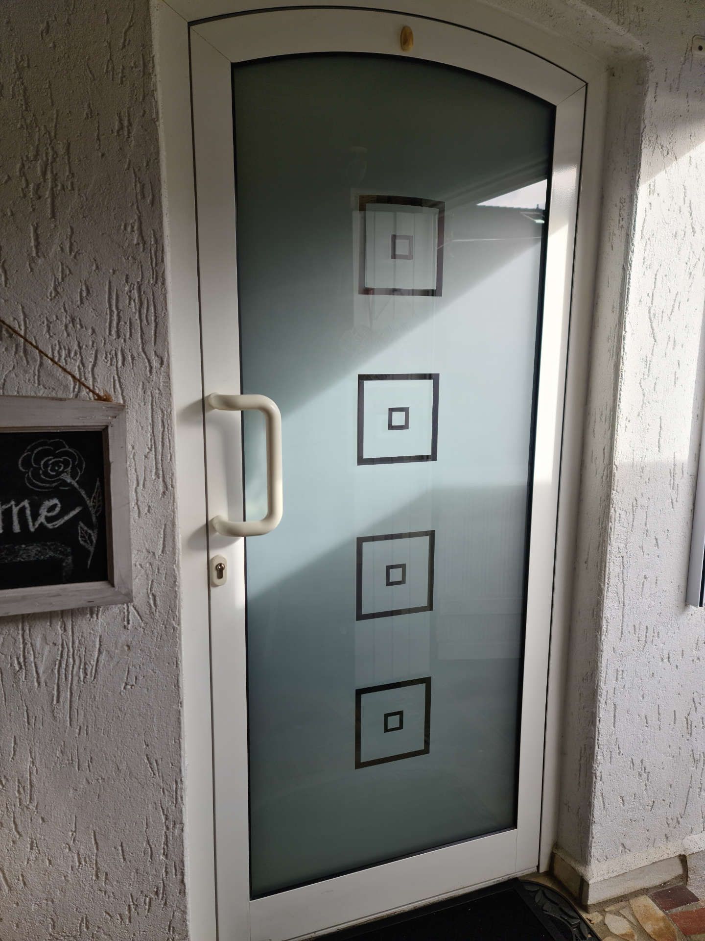 Haustür mit Glaselementen und Muster