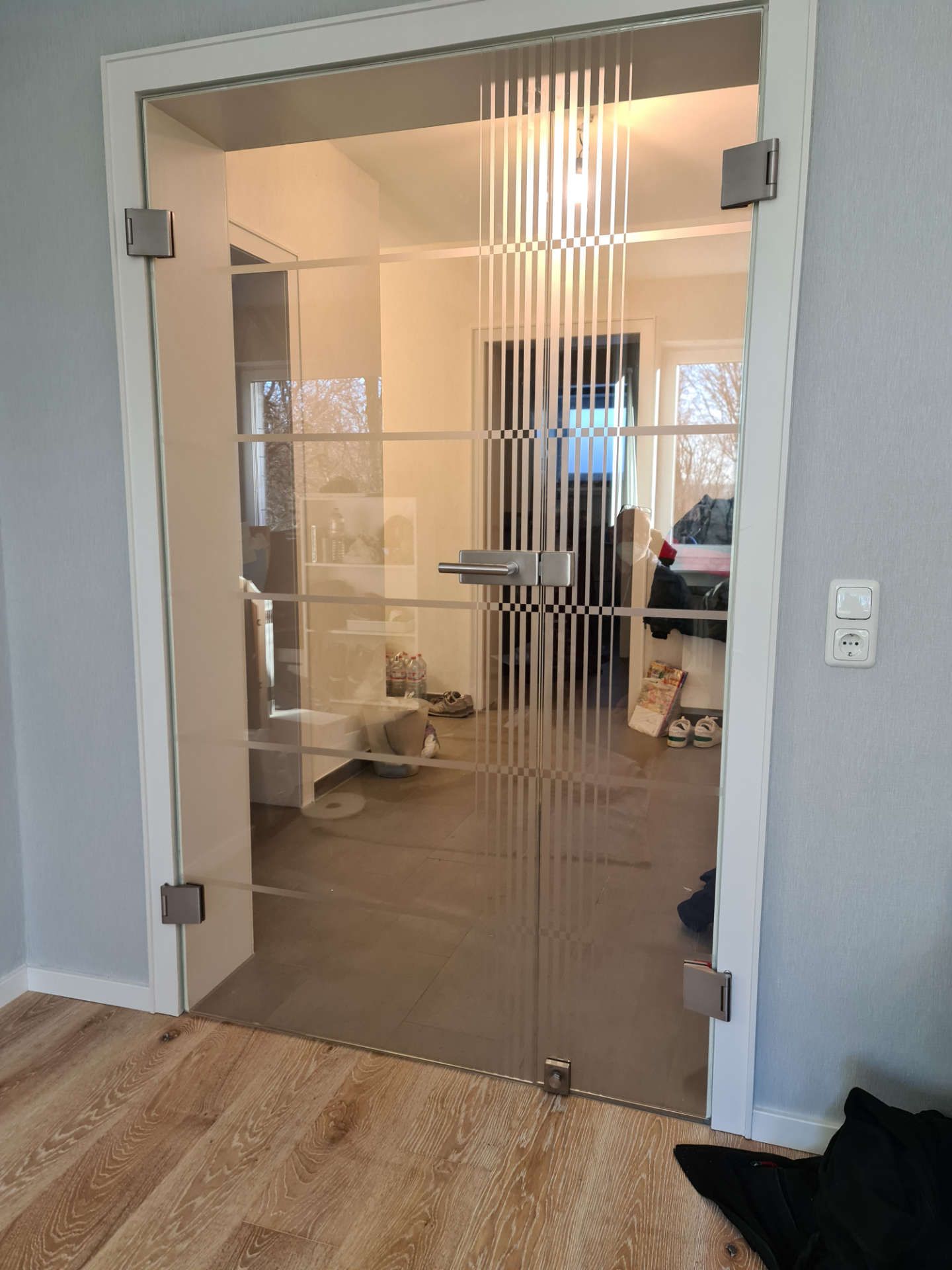 Glastür mit Sandstrahl-Muster