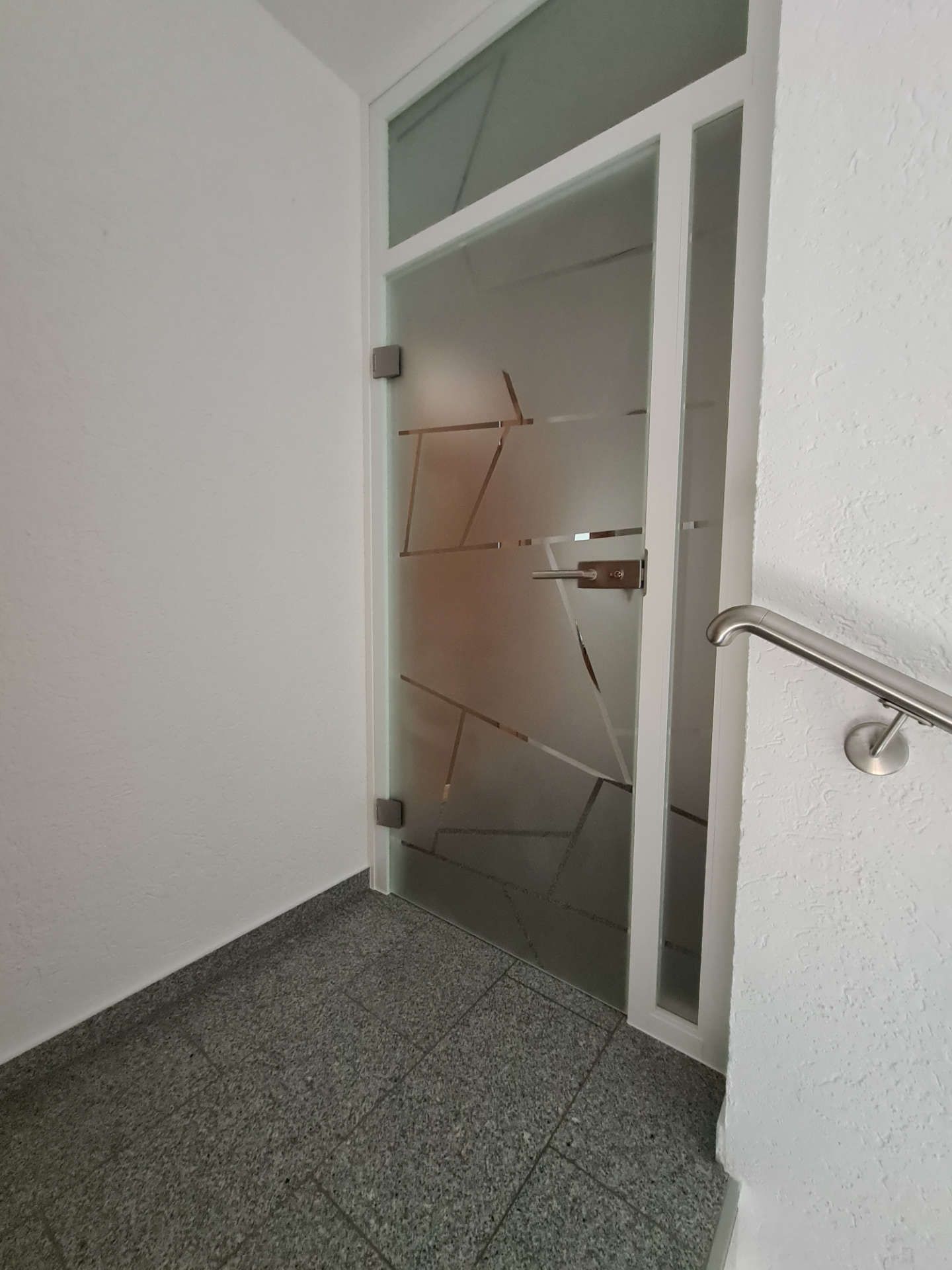 Glastür mit Sandstrahl-Muster