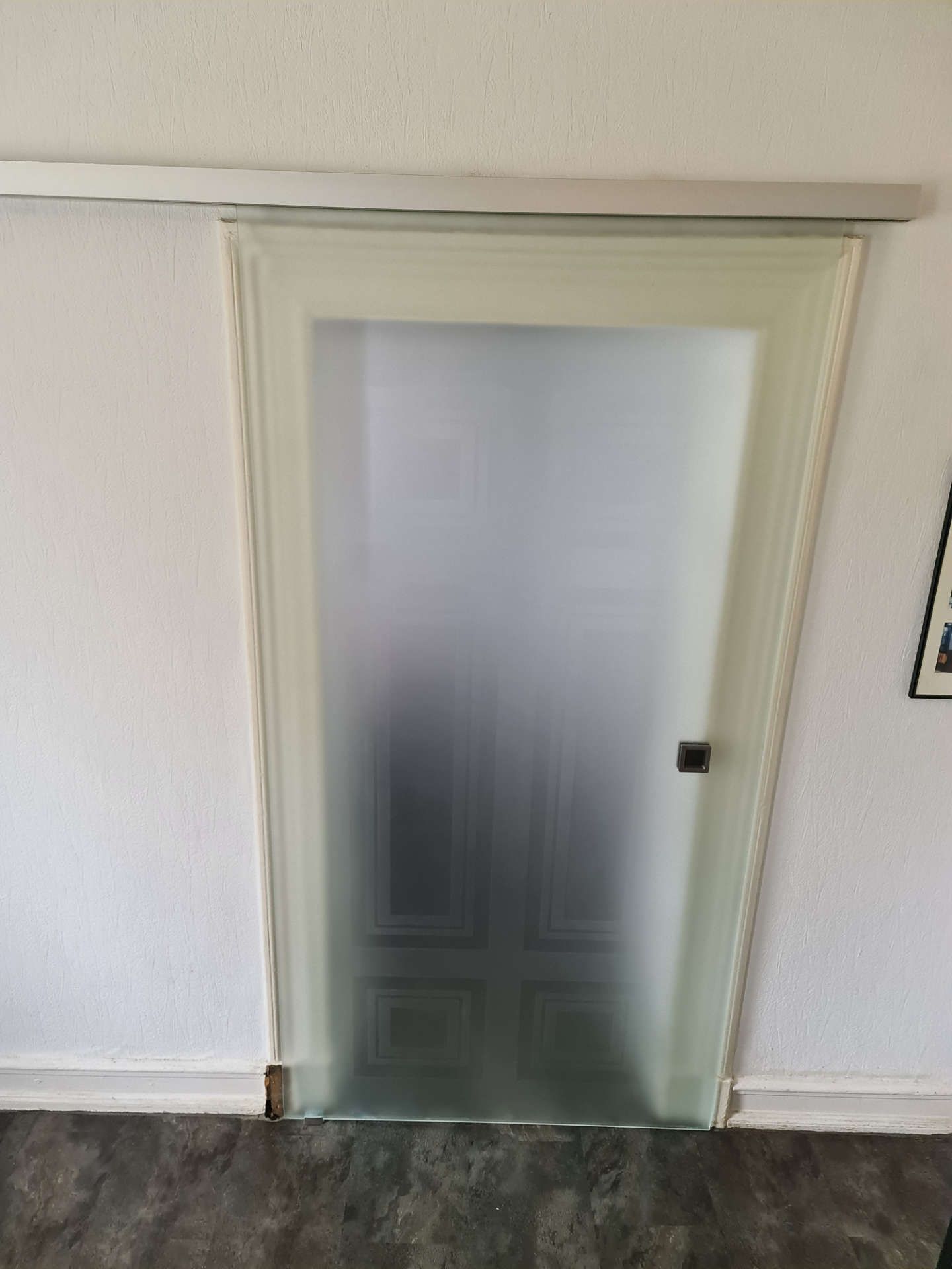 Undurchsichtige Glastür mit Sandstrahl-Muster