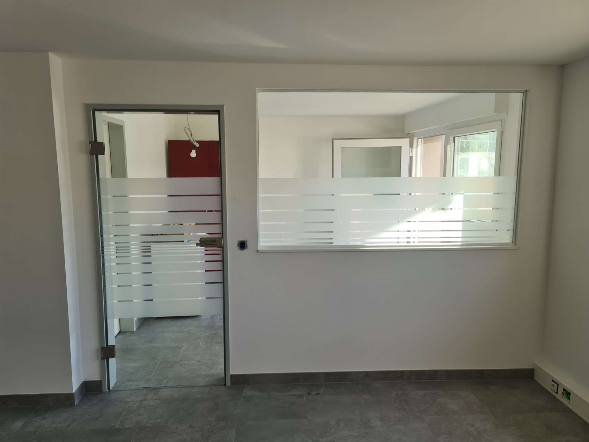 Glastür mit Sandstrahl-Muster und passendem Fenster als Raumtrenner