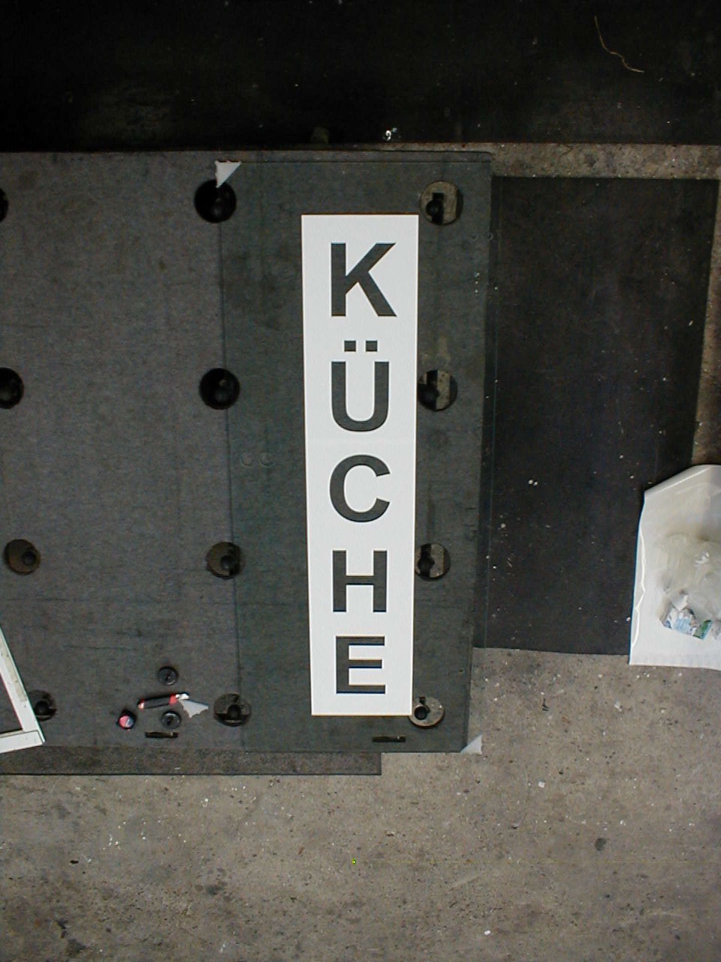 Tür zur Küche mit dem mit Sandstrahltechnik erstellten Wort 