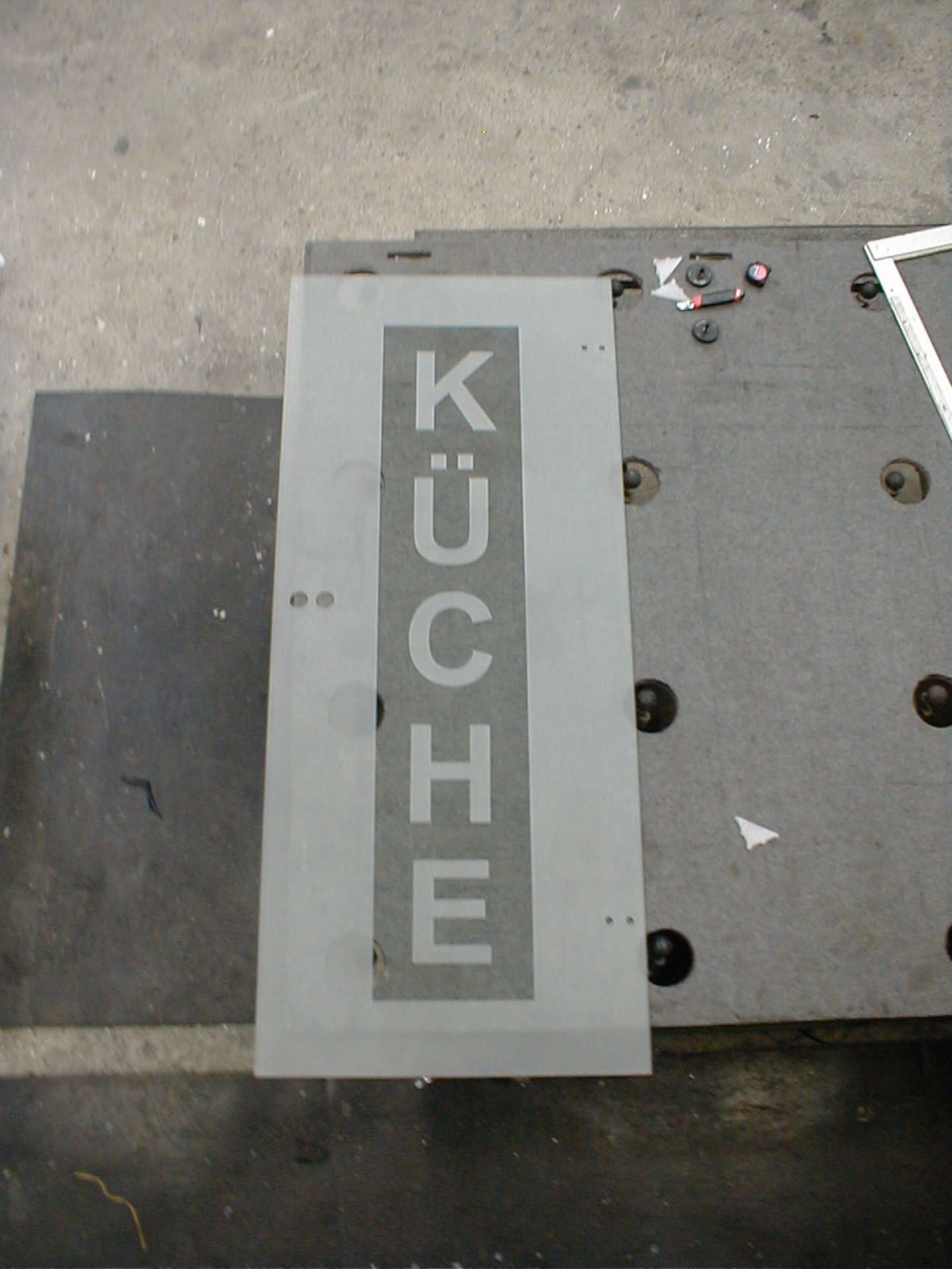 Tür zur Küche mit dem mit Sandstrahltechnik erstellten Wort 