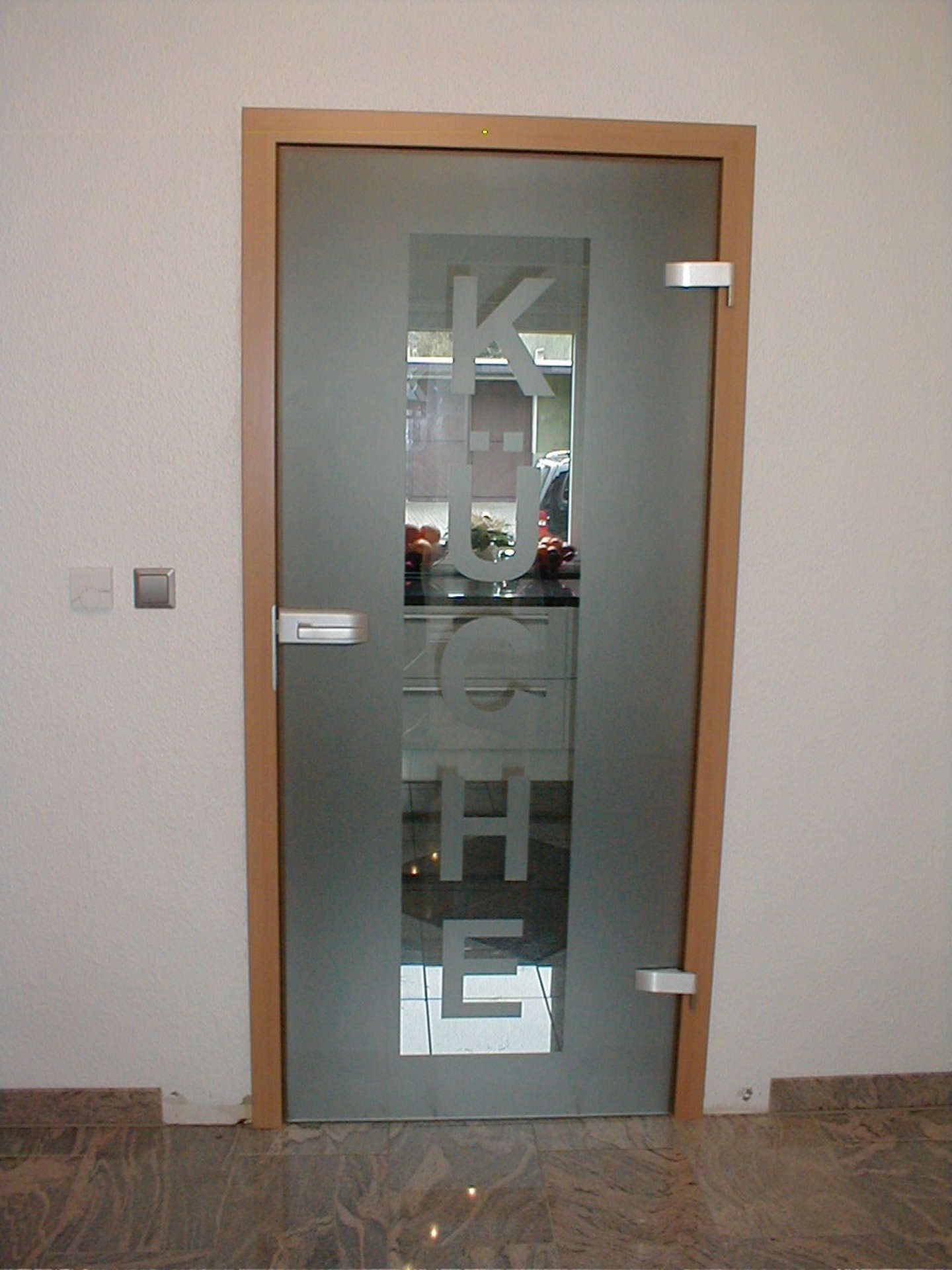 Tür zur Küche mit dem mit Sandstrahltechnik erstellten Wort 