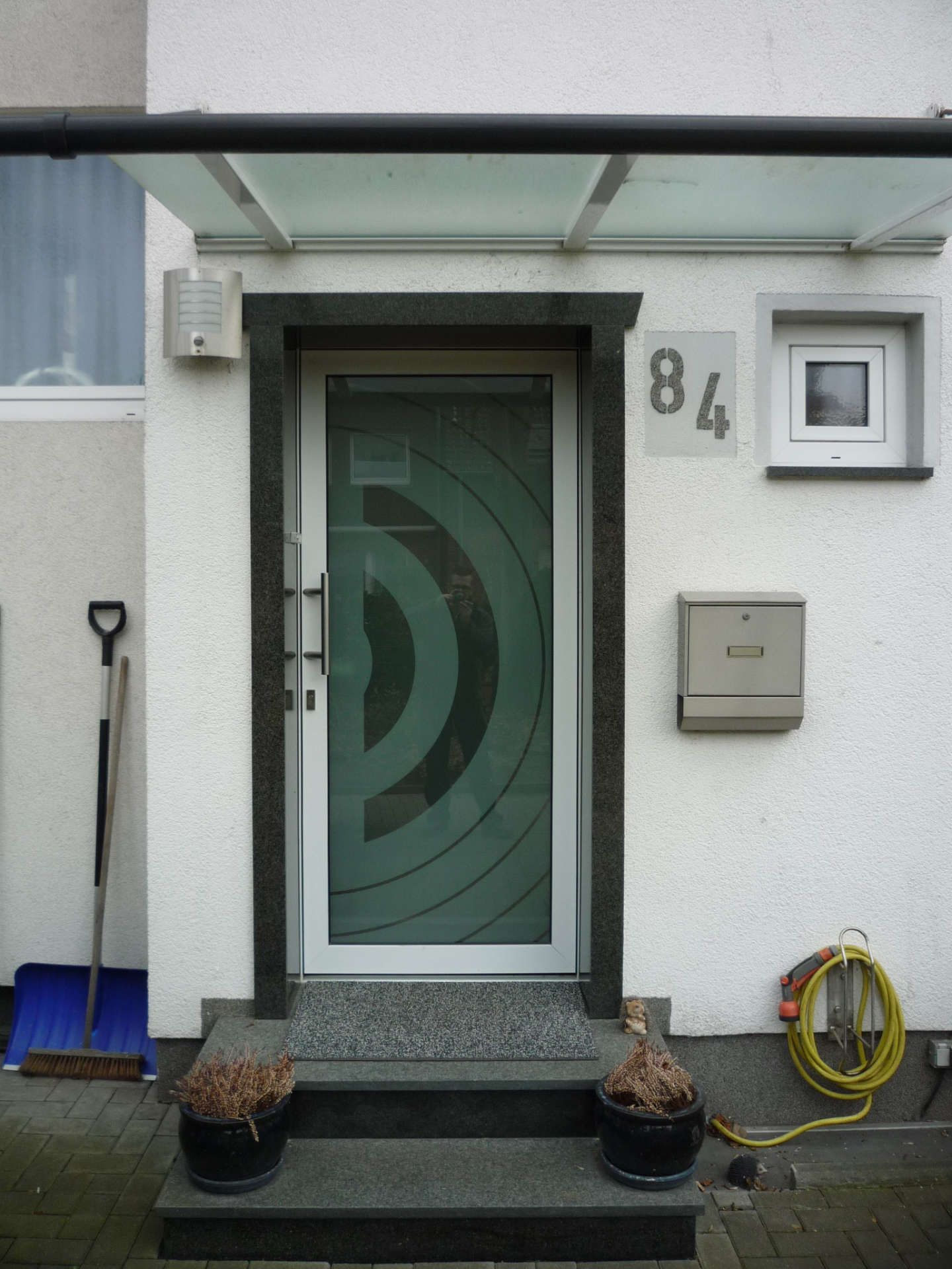 Haustür mit Glaselementen und Muster