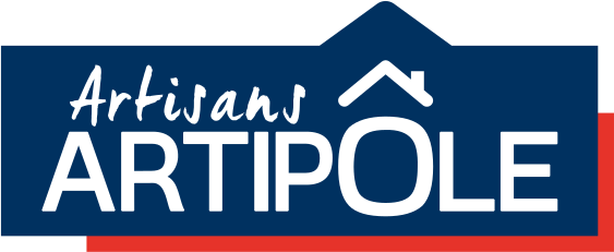Logo Artisans Artipole en blanc et bleu, avec un soulignement rouge et un toit de maison stylisé au-dessus du nom