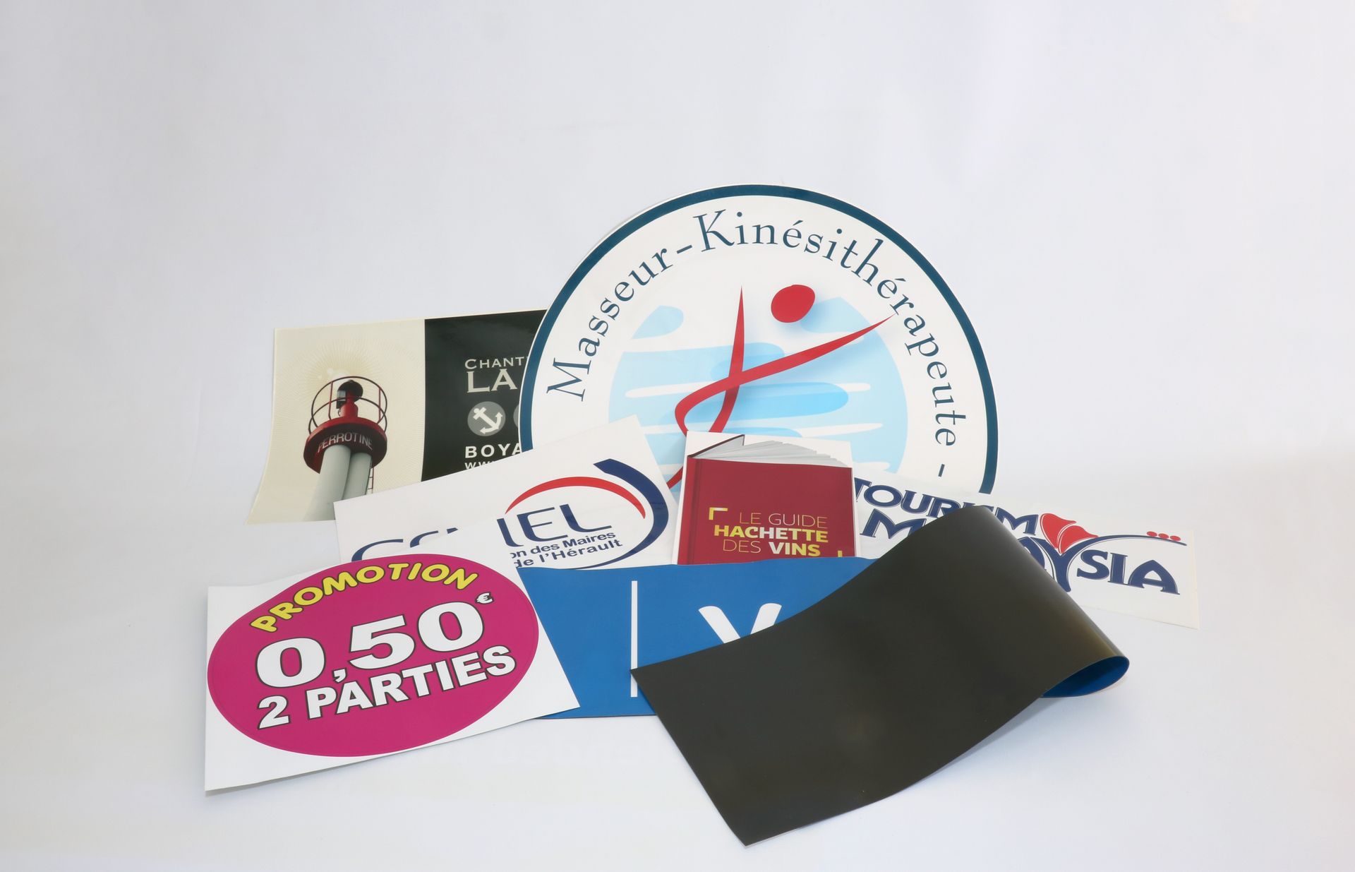 Plusieurs adhésifs grand format de différentes formes