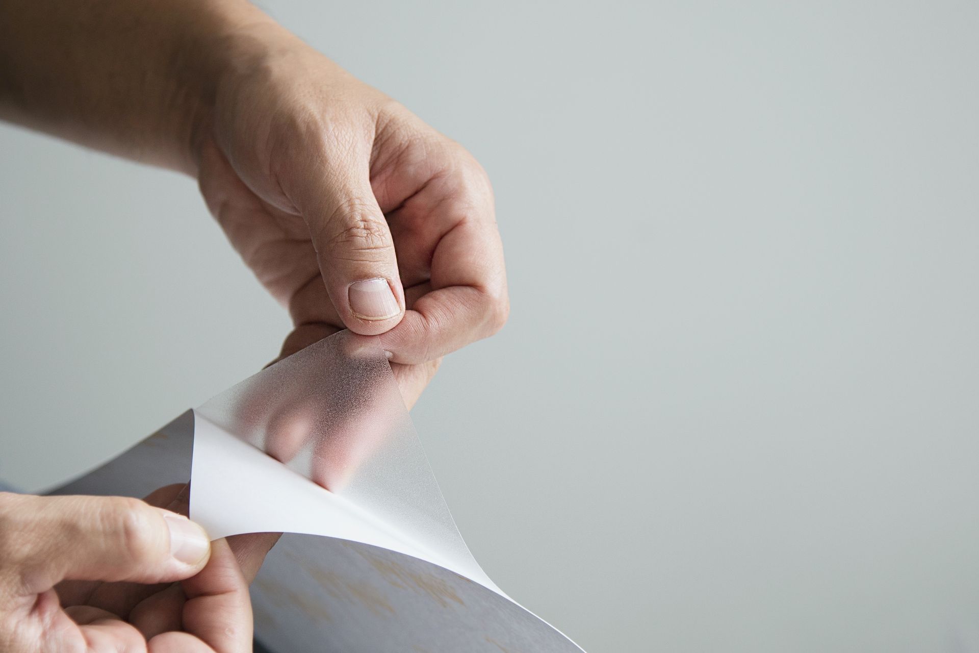 Main qui tient une planche à stickers