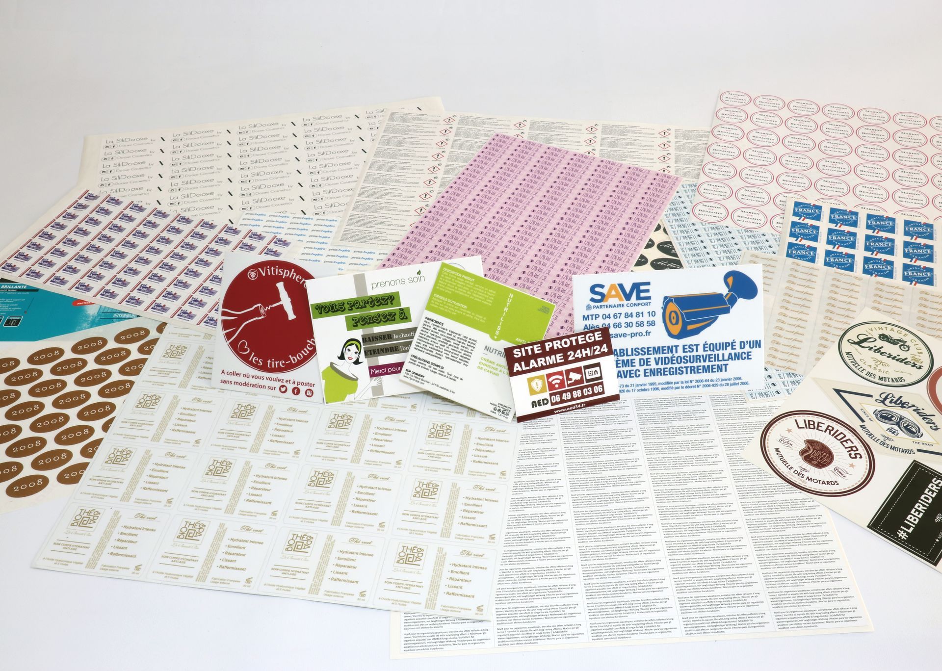 Plusieurs plaquettes d'étiquettes