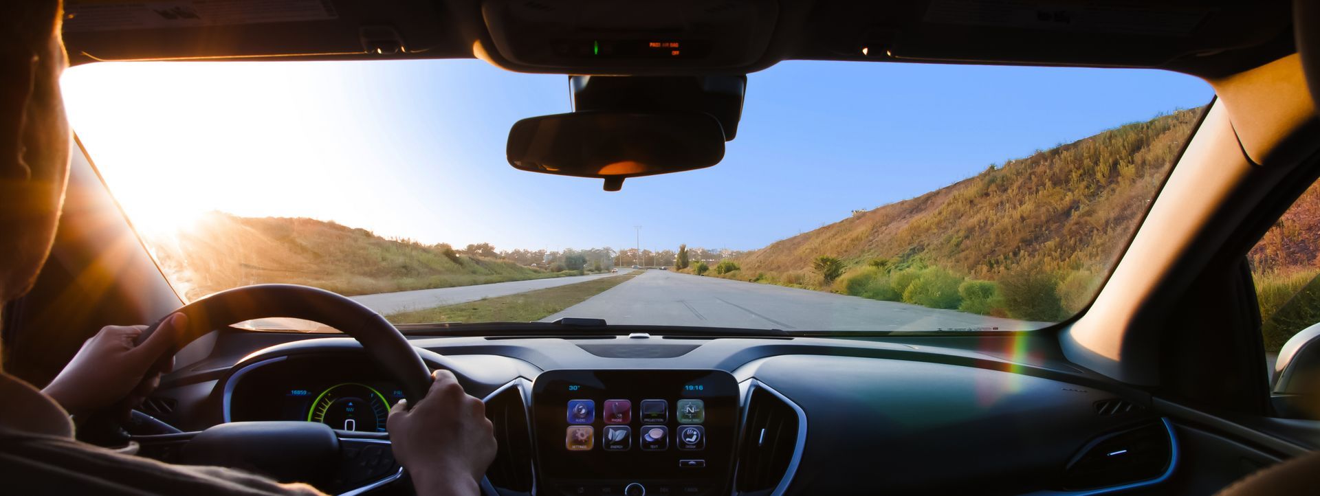 Vue sur l'intérieur d'un véhicule en direction du pare-brise