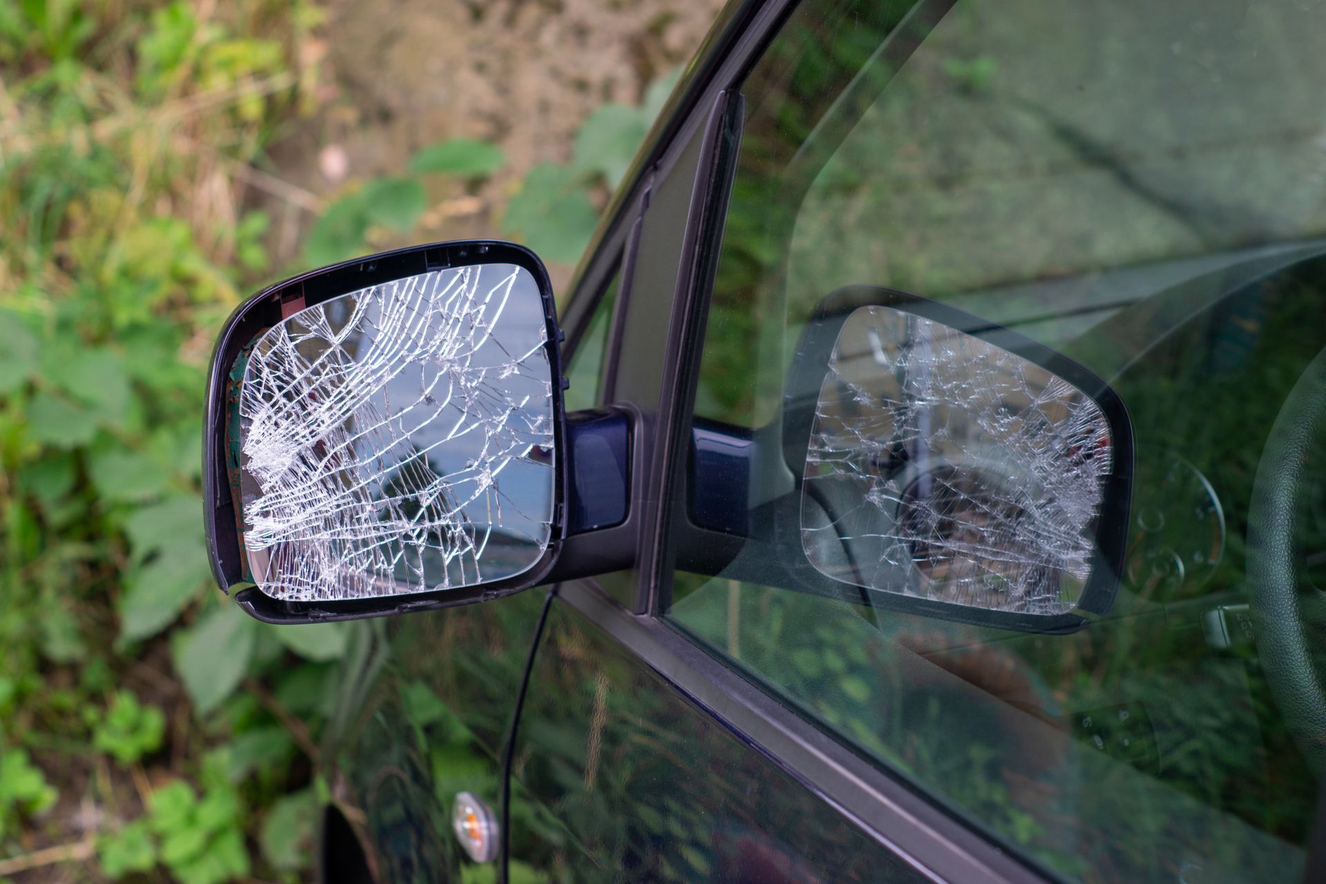 Rétroviseur extérieur conducteur cassé