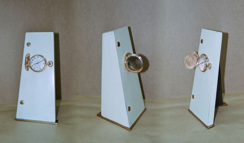 Trois socles de montre à gousset : un vu de face et les 2 autres vus de profil
