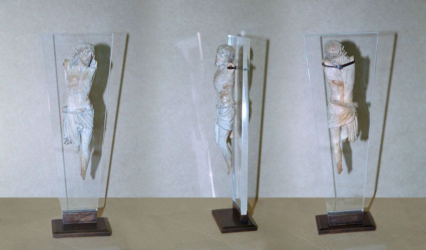 Une statuette de plexiglas incrusté vue sur 3 photos collées ensemble