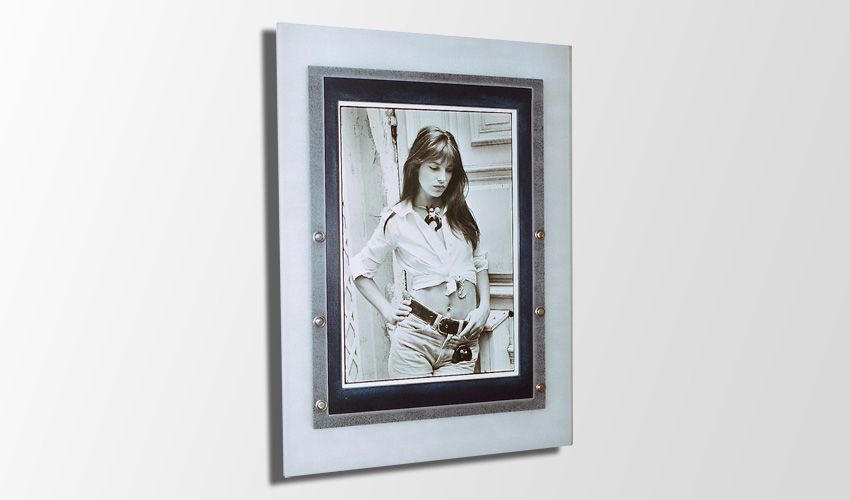 Cadre en bois patiné et feuille de plexiglas vu de face