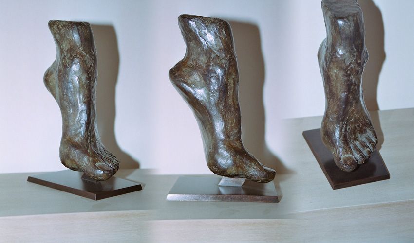 Trois socles portant une sculpture d’un pied